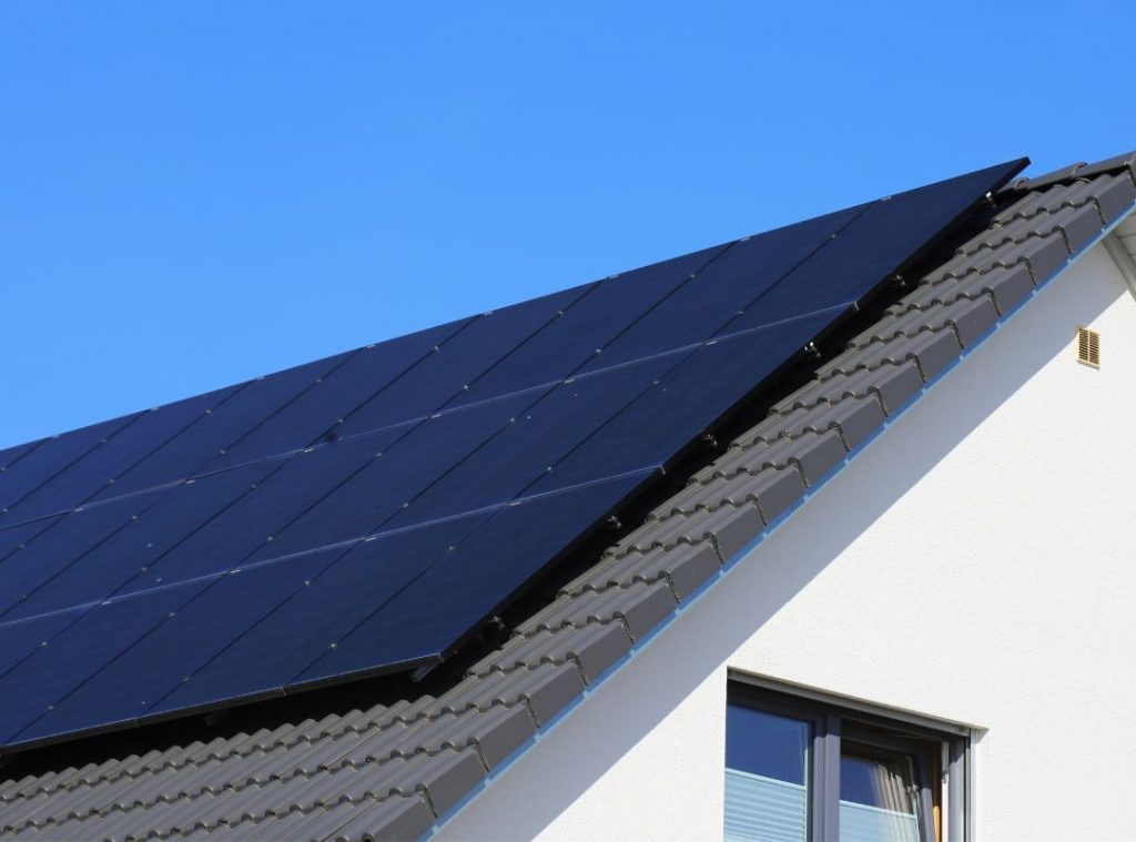 Photovoltaikanlage auf dem Dach. Perfekt fürs Heizen mit Photovoltaik.