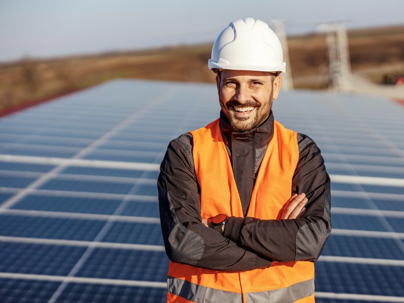 Photovoltaik Monteur der Hanse Solar Technik auf einem Dach mit PV-Anlagen