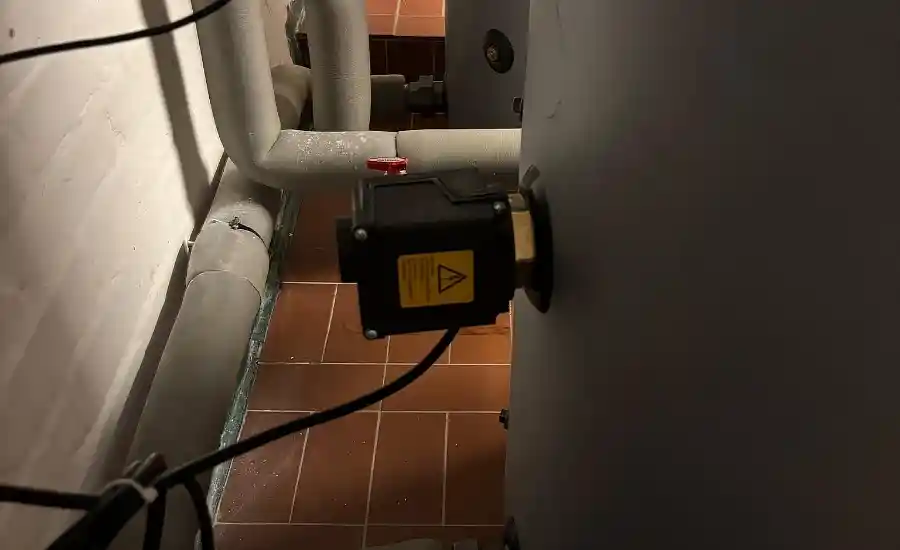 Pufferspeicher mit einem eingesetzten Heizstab bei PV-Überschuss