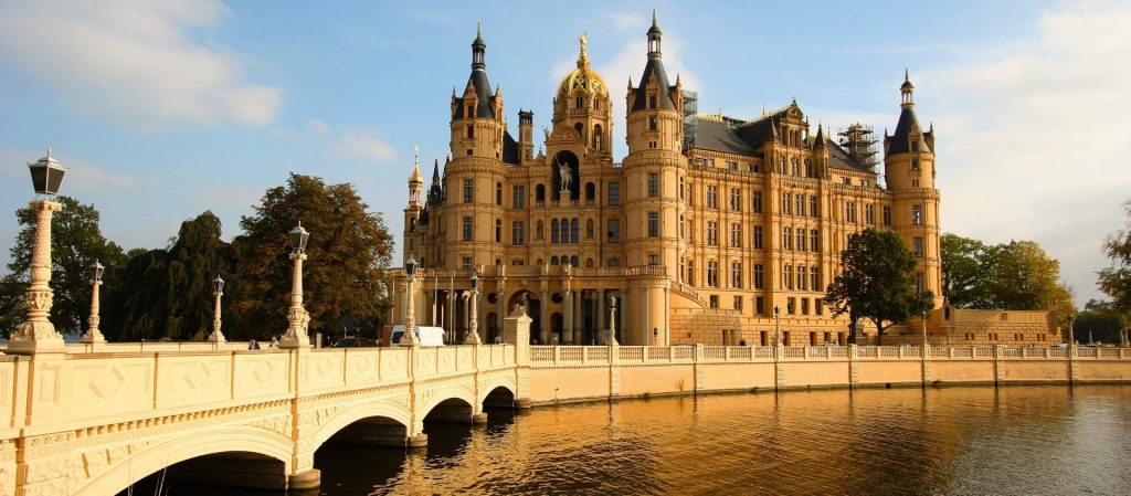 Bild vom Schweriner Schloss. Förderung PV Anlage Mecklenburg-Vorpommern