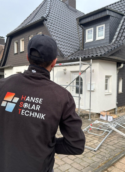 Titelbild zum Artikel Heizen mit Photovoltaik. Mitarbeiter von Hanse Solar Technik