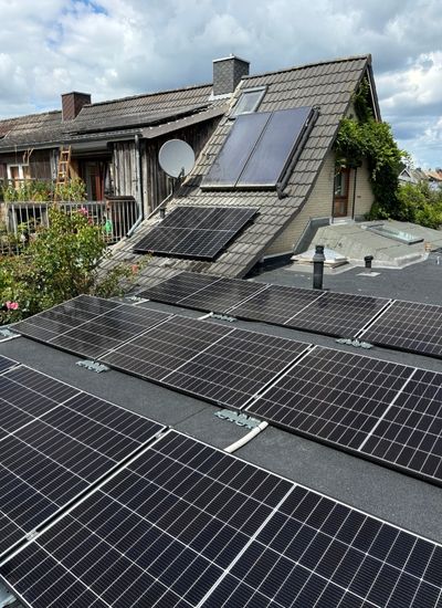 PV-Anlage auf einem Carport und Garagendach