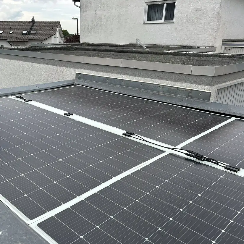 Leichte Solarmodule auf einem Garagendach