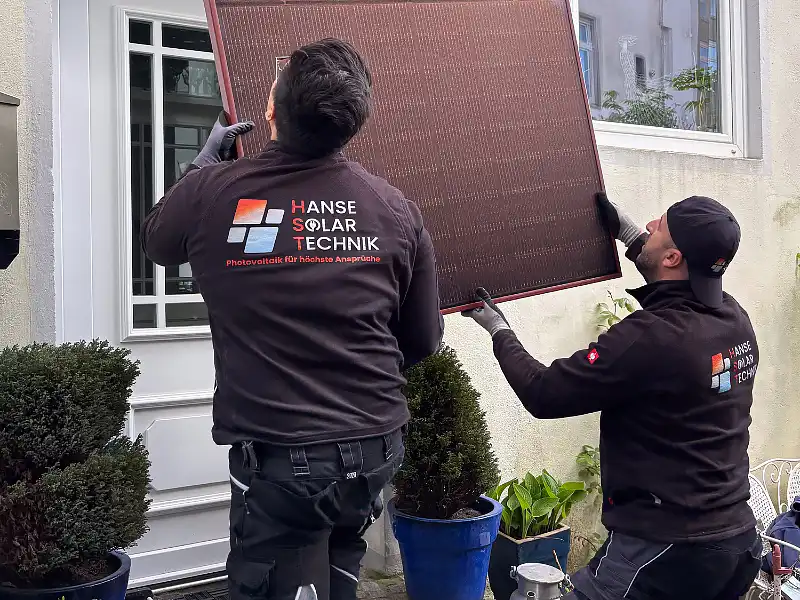 Zwei Mitarbeiter der Hanse Solar Technik