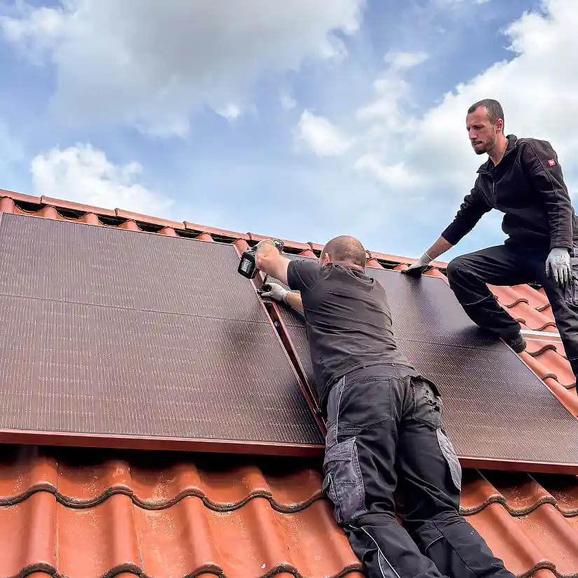 Zwei Monteure bei der Installation einer PV-Anlage