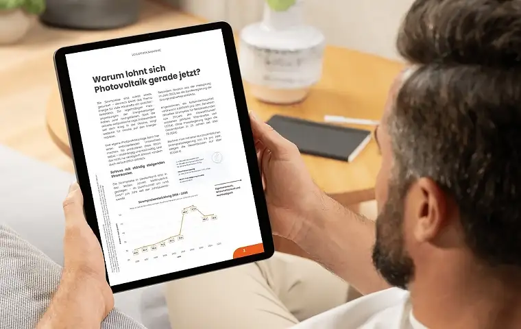 Mann liest sich den Photovoltaik E-Paper auf einem Tablet durch