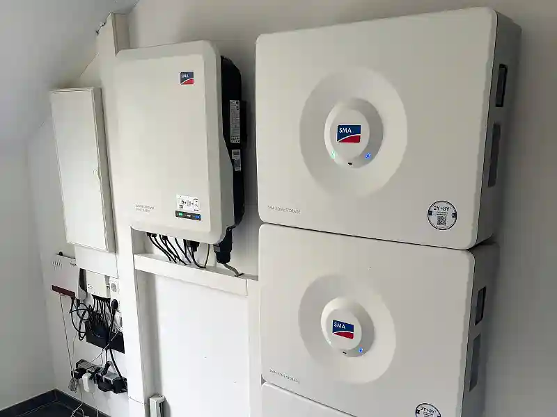 Komponenten: Wechselrichter und Batteriespeicher