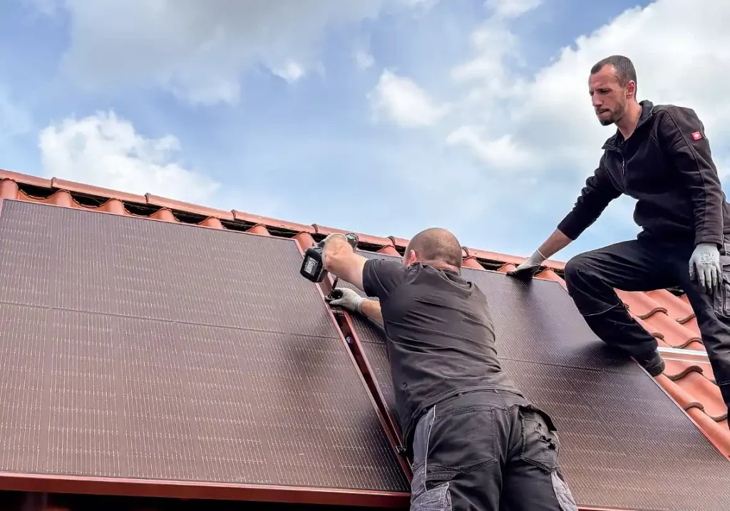 Zwei Monteure bei der Installation einer PV-Anlage