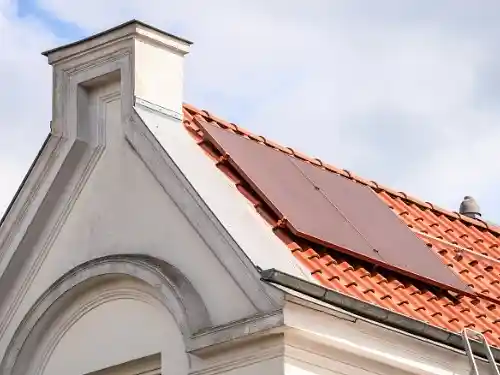 Rote Solarmodule auf einem denkmalgeschützten Haus