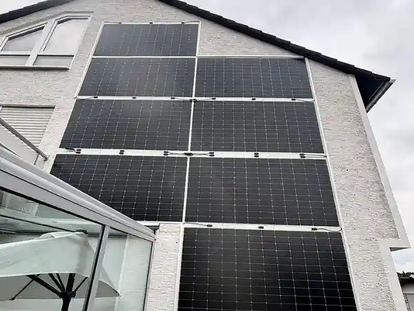 Fassadeninstallation mit Ultraleichtmodulen