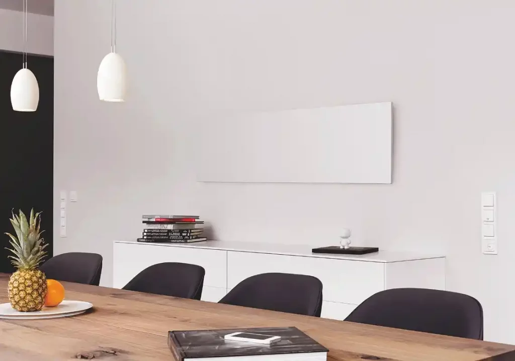 Schlichte Infrarotheizung im Esszimmer