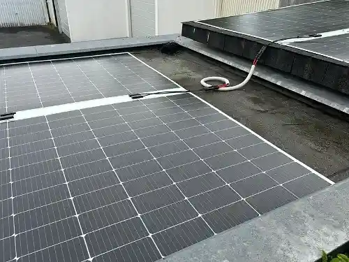 Leichte Solarmodule auf einem Dach mit Traglastbeschränkung