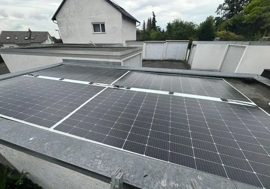 Leichte Solarmodule auf einem Garagendach. Projekt von Hanse Solar Technik.