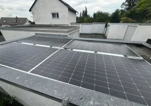Leichte Solarmodule auf einem Garagendach. Projekt von Hanse Solar Technik.