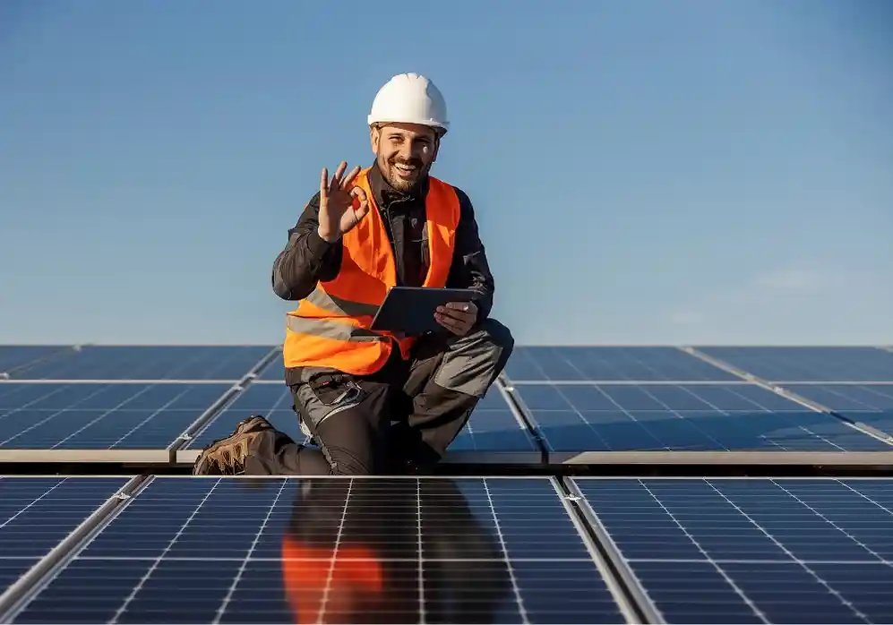 Leistungsversprechen: Bild zeigt einen Mitarbeiter an einer Solaranlage