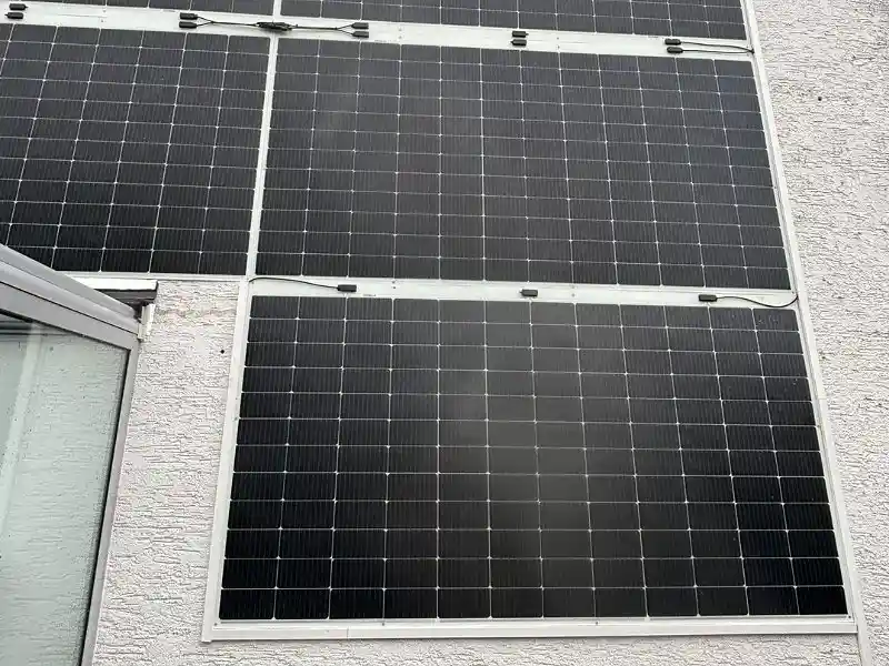 Photovoltaik an der Hauswand: PV-Anlage mit leichten Solarmodulen.