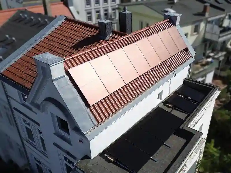 Photovoltaik für denkmalgeschützte Gebäude: Solaranlage mit roten PV-Modulen in Lübeck.