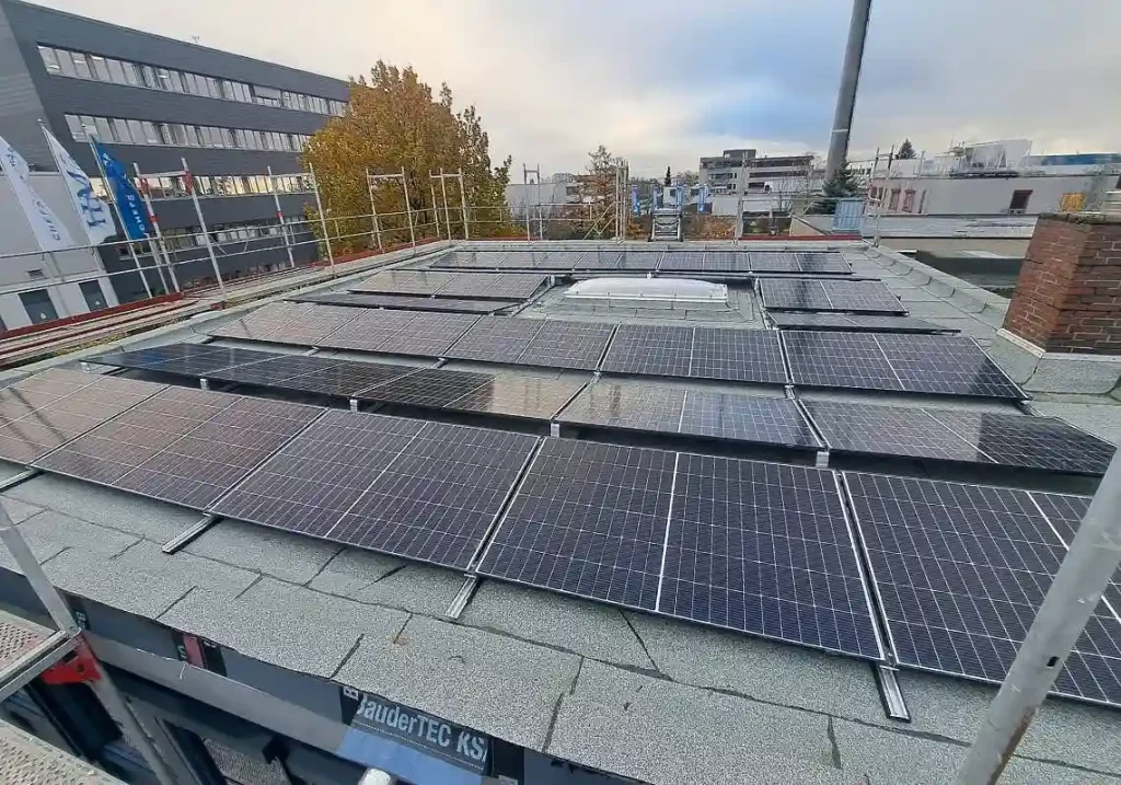 Photovoltaik für Unternehmen: PV-Anlage auf Gewerbegebäude in Hamburg.