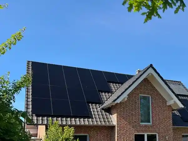 Photovoltaikanlage und blauer Himmel