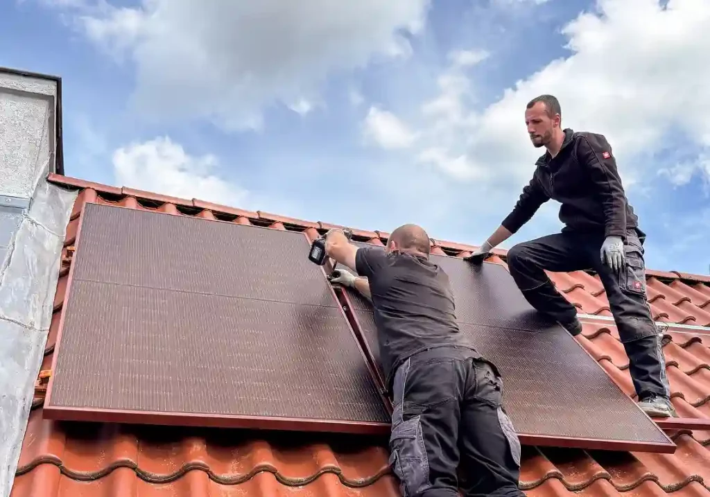 Rote PV-Module auf einem denkmalgeschützten Dach