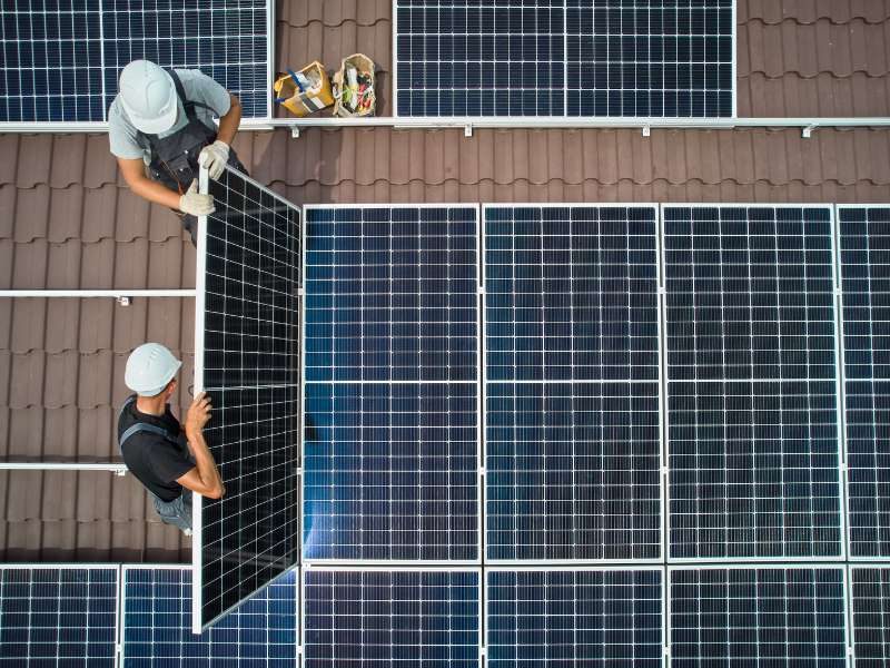 Dachinstallation Photovoltaikanlage mit Arbeitern